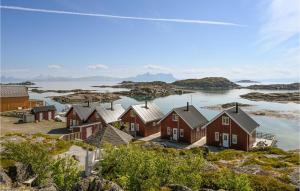 una fila de casas en una isla en el agua en Beautiful Home In Offersy With Kitchen, en Offersøy