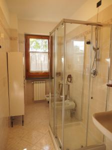 uma casa de banho com um chuveiro e um lavatório. em la casa di mario em Massa