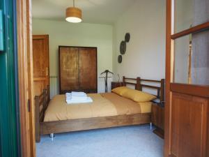 um quarto com uma cama de madeira e toalhas em la casa di mario em Massa