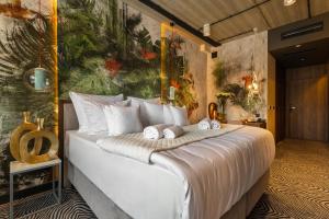 ein Schlafzimmer mit einem großen Bett mit Handtüchern darauf in der Unterkunft Hotel Zoo by Afrykarium Wroclaw in Breslau