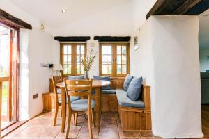 una sala da pranzo con tavolo e sedie di Dingles Cottage a Saint Minver