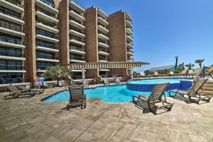 Port Aransas Vacation Rental with Pools - Near Beach في ميناء أرانساس: مسبح وكراسي ومبنى كبير