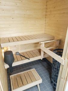 drewniana sauna z ławką i stołkiem w obiekcie North Path Apartments w mieście Rovaniemi