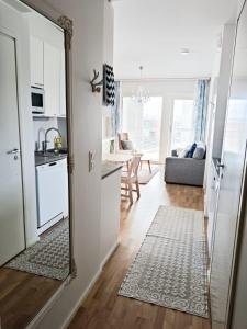 Apartament obejmuje kuchnię oraz salon z lustrem. w obiekcie North Path Apartments w mieście Rovaniemi