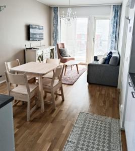 Una cocina y una sala de estar con mesa y sillas. en North Path Apartments, en Rovaniemi