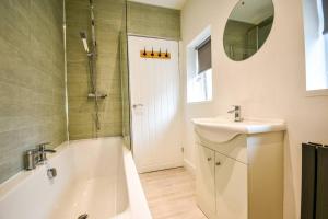 Bilik mandi di Haswell House By Horizon Stays +15 gambar