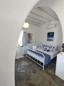 een slaapkamer met een bed in een witte kamer bij Scarpathia Studio in Katápola