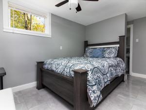 1 dormitorio con cama y ventana en The Gorge View Villa- With Private Yard & Free Parking-see full listing info, en Niagara Falls