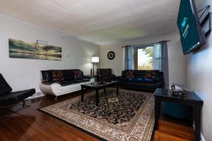 een woonkamer met een bank en een tafel bij The Gorge View Villa- With Private Yard & Free Parking-see full listing info in Niagara Falls