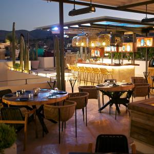 een restaurant met tafels en stoelen op een patio bij Hotel Amatte San Miguel de Allende in San Miguel de Allende