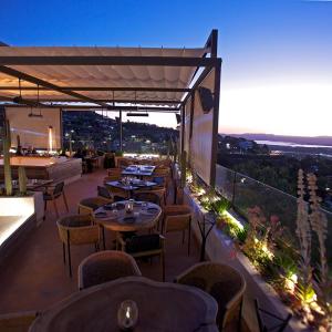 een restaurant met tafels en stoelen op een balkon in de nacht bij Hotel Amatte San Miguel de Allende in San Miguel de Allende
