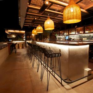 een bar met stoelen en verlichting in een restaurant bij Hotel Amatte San Miguel de Allende in San Miguel de Allende