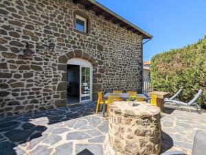 Patio alebo iná vonkajšia časť ubytovania Maison du Soleil chez Isa