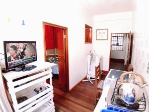 uma sala de estar com televisão numa cómoda branca em APARTAMENTO COMPLETO LIMA - 2 cuadras del Palacio Gobierno em Lima
