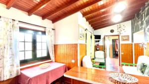 jadalnia ze stołem i oknem w obiekcie Casa Rural Ondina w mieście Hermigua +37 zdjęć