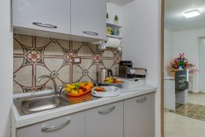 una cocina con fregadero y un bol de fruta en NottInCentro -Guest House-, en Sciacca