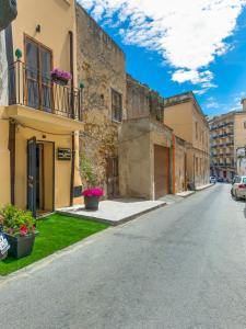 une rue vide dans une ville avec des bâtiments dans l'établissement NottInCentro -Guest House-, à Sciacca