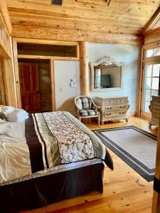 een slaapkamer met een bed, een dressoir en een spiegel bij Oneida Lodge North in Cooperstown