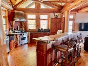 een keuken met houten kasten en een fornuis met oven bij Oneida Lodge North in Cooperstown