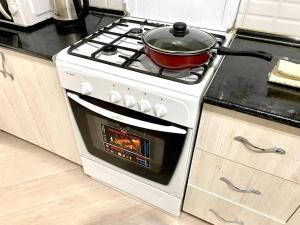 Kuchyň nebo kuchyňský kout v ubytování Уютная квартира в центре города + 7 fotografií