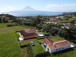 una vista aérea de una casa con una montaña en el fondo en Casas da Boa Vista, en Horta