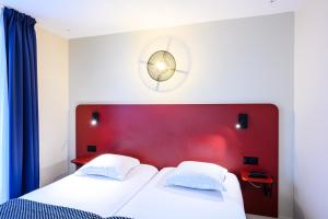 Postel nebo postele na pokoji v ubytování Hôtel D'Alsace