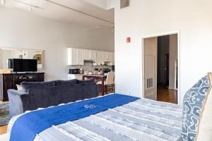 Greely Gaslamp - Loft W Parking & 3 Beds #302 في سان دييغو: غرفة نوم مع سرير وغرفة معيشة