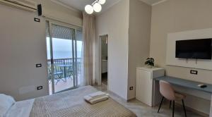 Televízia a/alebo spoločenská miestnosť v ubytovaní Hotel Sole
