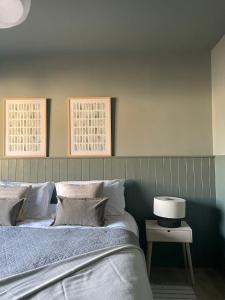 ein Schlafzimmer mit einem Bett und einem Tisch mit einer Lampe in der Unterkunft Doonmore Hotel, Bar & Restaurant in Inishbofin