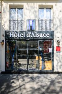 un panneau d'élégance sur l'avant d'un bâtiment dans l'établissement Hôtel D'Alsace, à Paris