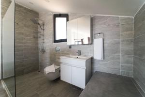 La salle de bains est pourvue d'un lavabo, de toilettes et d'un miroir. dans l'établissement Villa Legendary 2, à Kumluova