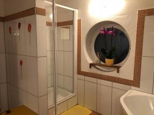 een badkamer met een douche, een toilet en een wastafel bij Moderne Wohnung 15min International Airport Messe DÜS in Willich