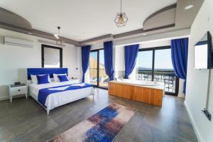 sypialnia z łóżkiem, wanną i oknami w obiekcie Villa Legendary 2 w mieście Kumluova