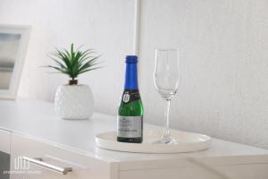 una botella de vino y una copa de vino en una barra en Apartment Deluxe, en Jajce