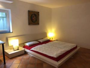 a bedroom with a bed with two lamps on it at Moderne Wohnung 15min International Airport Messe DÜS in Willich