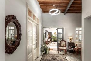 um corredor com um espelho e uma sala de estar em Edem Traditional House em Lárnaca