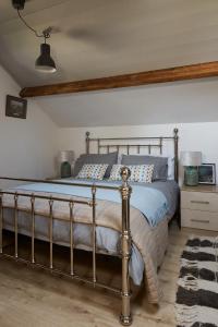 una camera con letto e piumone blu di Kilquiggan Cottages a Coolkenna Street