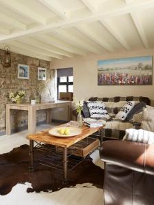 uma sala de estar com um sofá e uma mesa em Kilquiggan Cottages em Coolkenna Street