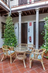patio con tavolo e sedie di ADANAR-Las Columnas a Granada