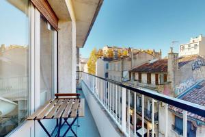 una panchina seduta su un balcone che si affaccia sulla città di Appartement 4 chambres 8 couchages avec extérieur a Marsiglia