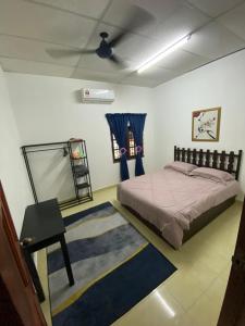 una camera con un letto e uno specchio di Simple1 Guesthouse a Pantai Cenang