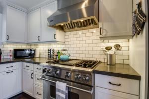 een keuken met witte kasten en een fornuis met oven bij San Francisco Getaway Near Golden Gate Park in San Francisco
