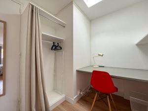 Photo de la galerie de l'établissement Maison idéale pour visiter Paris Versailles - Chambres privées Paris-Saclay, à Bures-sur-Yvette