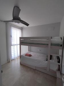 Tempat tidur susun dalam kamar di Apartamento bonito - playas las Deveses