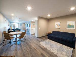 uma sala de estar com um sofá e uma mesa em Long Beach Suites em Gloucester