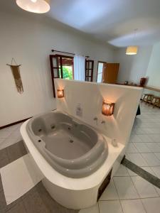 uma grande banheira branca na casa de banho em Ao Mar - Hospedagem em São Sebastião