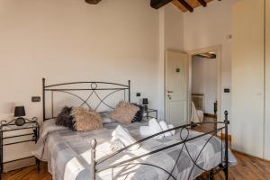 1 dormitorio con 1 cama con marco de metal en Casa Vecchia Rooms and Parking, en Gambassi Terme