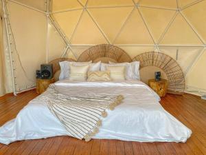 Giường trong phòng chung tại Bohemia Glamping
