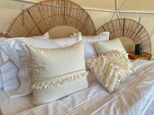 Giường trong phòng chung tại Bohemia Glamping