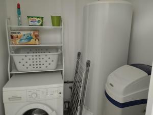 - une buanderie avec un lave-linge et un sèche-linge dans l'établissement Au cocon Chapellois, à La Chapelle-Saint-Mesmin
